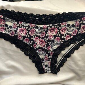 Morvia 1pc Black lace trim goth Skater Emo panties XL Black Skull & Pink Flowers